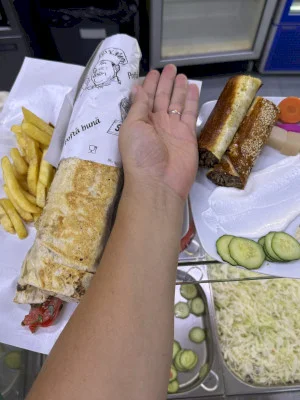 Avem shaorma cât antebrațul și gustoasă foc, în București. La Falafilo, frate, în Colentina, „la avion”