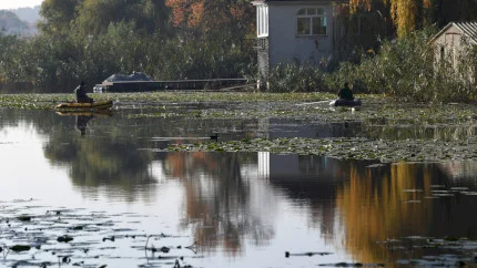 Bilanț tragic al vijeliei de vineri seara: Un bărbat și fiul său s-au înecat în Lacul Snagov după ce furtuna i-a surprins pe caiac, o persoană a fost lovită de un copac, în Berceni