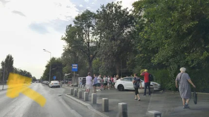 FOTO | Accident în Berceni, pe Strada Luica, unde o mașină electrică pare că a zburat pe trotuar, pe lângă o stație STB. „Tesla o fi inventat prima mașină zburătoare”
