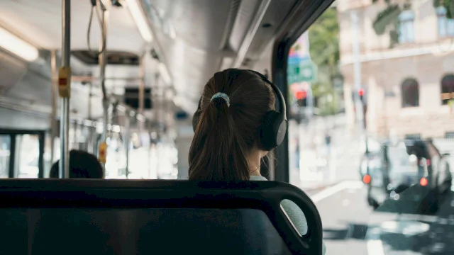 VIDEO | Un bărbat de 75 de ani ar fi agresat sexual o fată de 13 ani într-un autobuz STB de pe linia 117. A fost arestat pentru 30 de zile