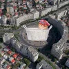 O zi din viața unei bucureștence din Sectorul 3. Începe noaptea pe la 3 cu niște zbierete și un gândac pocnitor care pătrunde abuziv în domiciliu