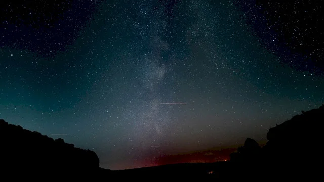 Perseidele, cea mai spectaculoasă ploaie de stele din an, ating maximul diseară 🌠 Locurile din București și din jur de unde le vedem, dacă prognoza meteo ține cu noi
