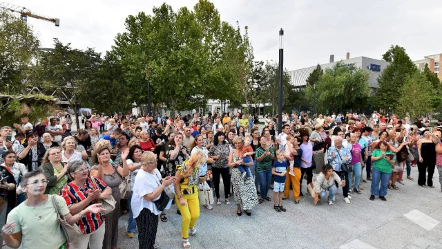 Spectacolele din Piațeta Favorit revin din această seară cu un concert Marian Vasilescu, fost concurent X-Factor. Serile culturale vor fi în fiecare sâmbătă, până în octombrie