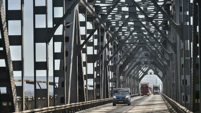 Încă un motiv al aglomerației pe Podul Prieteniei, odată cu creșterea TVA: Oamenii trec granița la vecinii bulgari pentru cumpărături și plinuri la mașină pe bani mai puțini