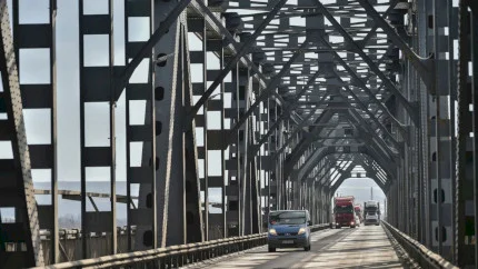 Veșnica aglomerație de weekend de pe Podul Prieteniei. Traficul este îngreunat dinspre Ruse spre București, Centrul Infotrafic anunța că se fac lucrări de reparații