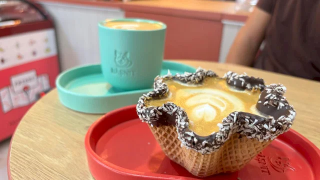 Surpriză la cornet în Piața Romană, pe lângă ASE: Râșnit Coffee Shop, acolo unde cappuccino se bea din coșulețe dulci de napolitană, garnisite cu ciocolată