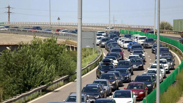 Dacă vrei să fii la mare de Sfântă Mărie, mai bine pleci de azi din București. Multe hoteluri nu mai au niciun loc, iar pe Autostrada A2 București-Constanța o să fie ca la coadă la mici, la Obor