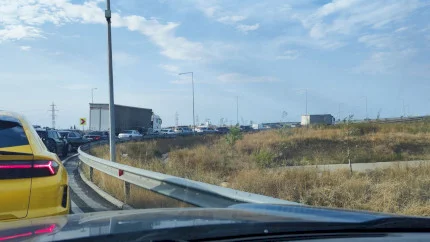 Trafic blocat pe A2, în zona nodului rutier cu Autostrada Bucureștiului, în această seară. Centrul Infotrafic anunță motivul: Dintr-un camion s-a împrăștiat marfă pe șosea