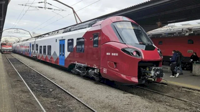 Nou tren Alstom pe ruta București Nord – Constanța, și retur. Poate ajungem mai repede la mare cu electricul acesta, deși șinele vechi de decenii nu ajută