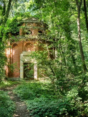 Patrimoniu profanat: ciudata capelă din Pădurea Băneasa. Monumentul misterios, năpădit de liane, a fost ridicat pentru “bancherul României Mari”