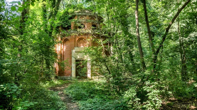 Patrimoniu profanat: ciudata capelă din Pădurea Băneasa. Monumentul misterios, năpădit de liane, a fost ridicat pentru “bancherul României Mari”