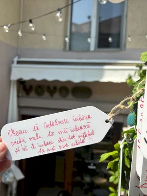 Copacul celor mai emoționante dorințe e în Cotroceni. La Yoyo Hidden Gem, cafeaua te răcorește și desertul te îndulcește