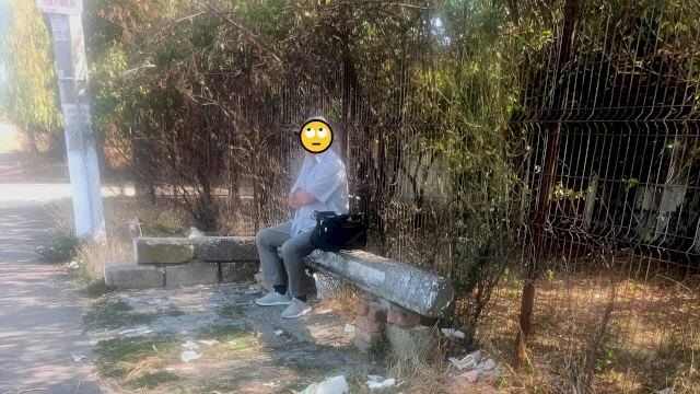 FOTO | Arta Gunoiului e-n stația STB Sculptorilor. O bancă improvizată din resturi de beton, un covor de chestii neidentificabile și plăcuța lămuritoare pe stâlpul de telegraf