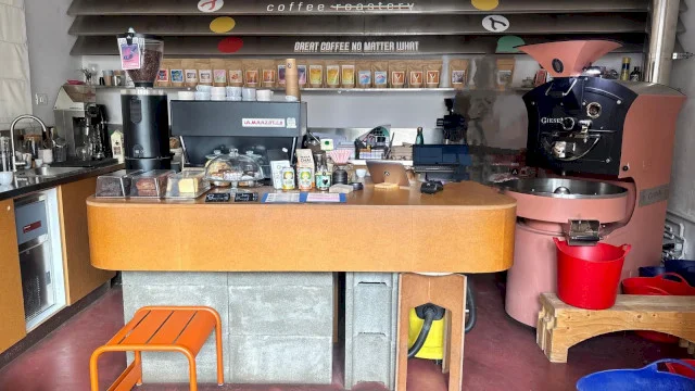 Giesen, monster roaster de fier, uriașul cumsecade din Piața Iancului care ne oferă darul salvator de dimineți. Nomonym Coffee Roastery, unde cafeaua e spectacol și plăcere