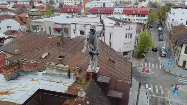 Pe culmile nepăsării: se vede cerul prin acoperișul Casei cu Cavaler în Armură din Precupeții Vechi. Cine-a pus deasupra Bucureștiului misterioasa statuie cu ciocan ridicat amenințător