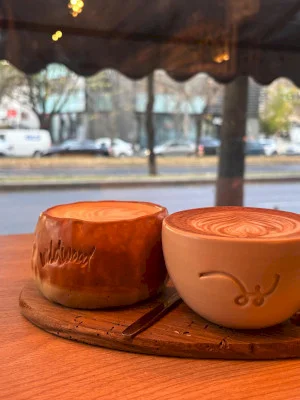 “Pădurea sălbatică” de lângă Piața Victoriei. Un urs prietenos stă de pază la intrarea în Wildwood Coffee, unde găsești un delicios Cardamom Latte