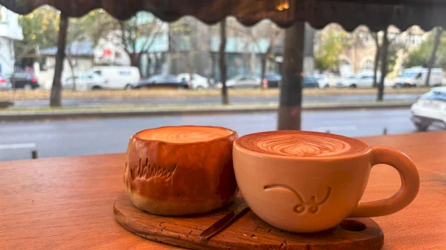 “Pădurea sălbatică” de lângă Piața Victoriei. Un urs prietenos stă de pază la intrarea în Wildwood Coffee, unde găsești un delicios Cardamom Latte