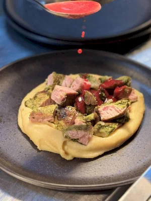 Avem „pizdulice de porc” și shoturi cu borș și leuștean în București, la noul restaurant Cambun, în Floreasca