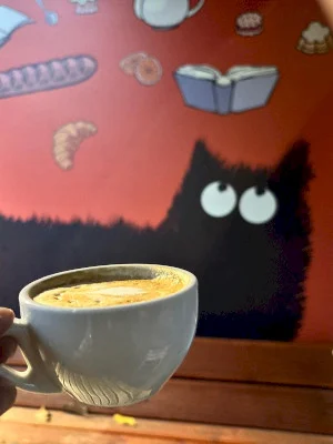 Pisicul ghiftuit de citit se ascunde în Cotroceni, iar casa lui poartă numele La Petite Bouffe (bien sûr, avec du café😍 )