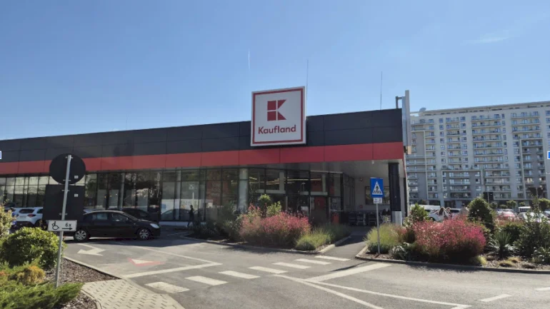 Prieteni, prieteni pe viață, în parcarea Kaufland Emil Racoviță. Dar, oare așa a rămas?