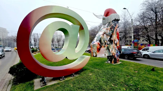FOTO 🎅🏻 Totemul @4 are acum fes de Crăciun, să se vadă că vin sărbătorile de iarnă. Băluță ne anunță că-l va purta până vine Iepurașul de Paște