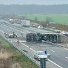 VIDEO | Un camion plin cu piatră s-a răsturnat pe contrasens, pe A3, pe sensul dinspre București spre Ploiești. Trafic blocat la Snagov