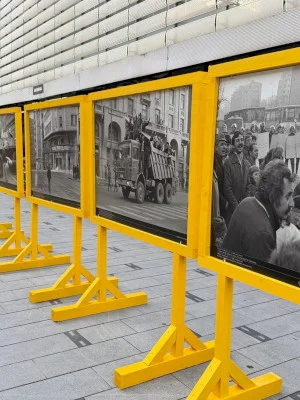 Expoziție de fotografie în Piața Amzei – „Umbre și Lumini ale Revoluției din 1989”. Bucureștenii sunt așteptați vineri și la o întâlnire comemorativă