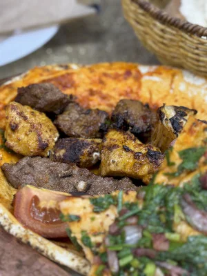 Ieftin și bun în București. Nimeni nu pleacă flămând de la Cetatea din Alep, ridicată-n Colentina