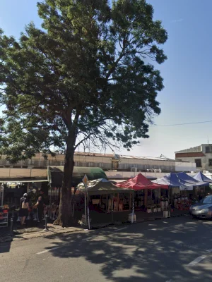 Piața de Flori „George Coșbuc”, colțul din București care nu doarme niciodată și unde e mereu ud pe jos