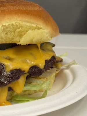 Burgeria din București cu un singur burger în meniu, adevărat Făt-Frumos din Vită. Circus Burgers Luterană