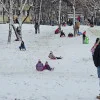 VIDEO 🛷 Părinții și copiii s-au distrat la săniuș în Parcul Plumbuita. Ninsoarea a adus bucurie și joacă pentru bucureșteni