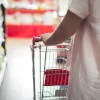 Schema „Sucul și Covorașul” de la supermarket. Cum a păcălit un bucureștean casele self-pay, până l-au prins cu sacoșa necuvenit de plină și-a ajuns în arest