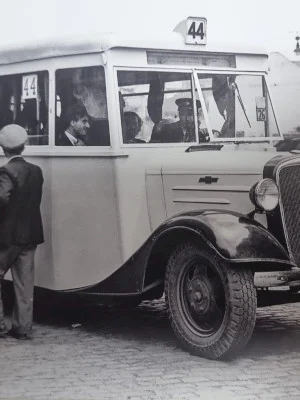 FOTO | Povestea tristă a mult îndrăgitelor autobuze din anii ’30, cu care bucureștenii traversau orașul în lung și în lat