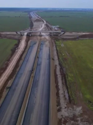 VIDEO | A-nceput de ieri să cadă câte-un pic de-asfalt pe Autostrada Bucureștiului A0. Să sperăm că nu se oprește, așa, poetic