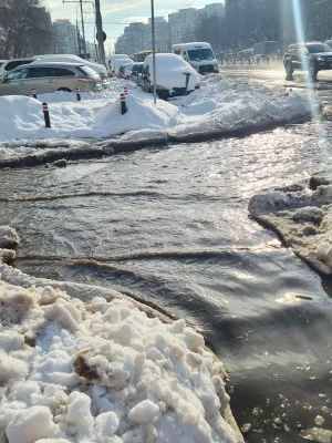 FOTO | Rămășițele ninsorii din București, care s-a transformat din „Micul Paris” în „Veneția de Dâmbovița”. Decât să iei bocancii, mai bine iei barca