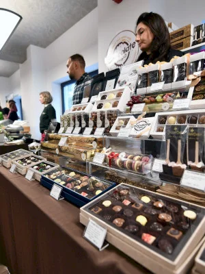 Chocolate Saga revine în București, la Biblioteca Națională, cu ateliere, degustări și show-uri live. Cel mai dulce festival din oraș e între 13 și 15 martie 🍫