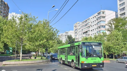 Copac căzut și avarie în rețeaua STB. Troleibuzele 69 și 70 sunt blocate în zona Bd. Eroii Sanitari/Str. Carol Davila, pe sensul spre Piața Rosetti