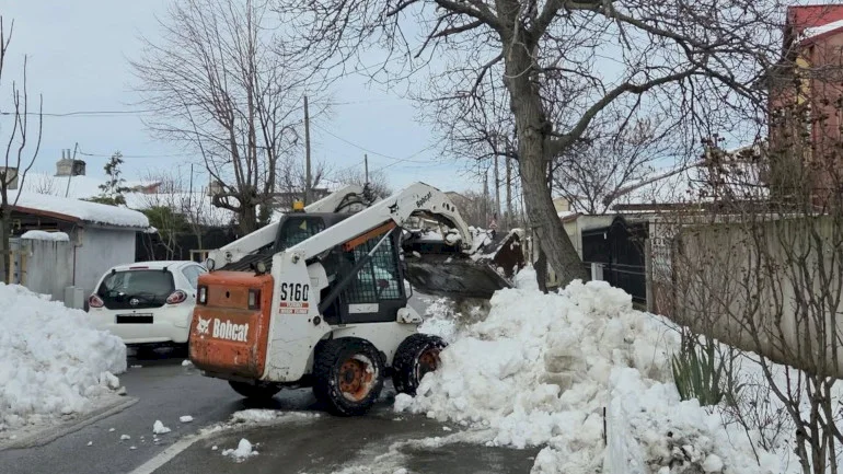 VIDEO | Eroul Zilei la Deszăpezit e un bucureștean din Bucureștii Noi, care a scos utilajul și-a curățat o stradă întreagă. „Dacă primăria nu face, ne descurcăm”