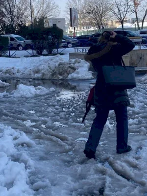 Schimbări de relief majore în Berceni. Perplexă în fața unui lac și sătulă să fie supărat, o concitadină caută amuzată barcă ori gondolă de închiriat