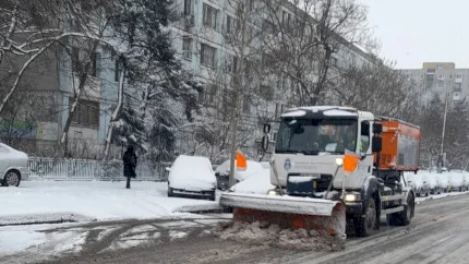 Surprinzător, iar(na) ninge în București. Care este situația echipajelor scoase la deszăpezit de fiecare primărie de sector