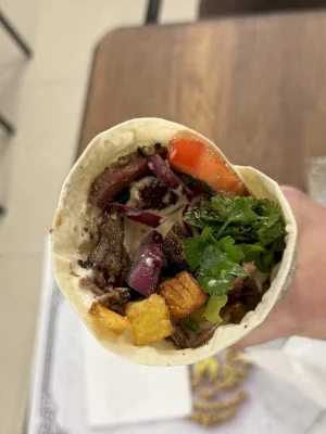 Pantelimonul bagă ASI Doner La Jar aproape toată noaptea. Gust, aromă de fum și frig în cea mai nouă șaormerie la jar din București