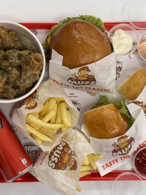 Larisa (fostă a lu’ Pescobar) m-a convins să testez noul fast-food de la Baba Novac: Muss