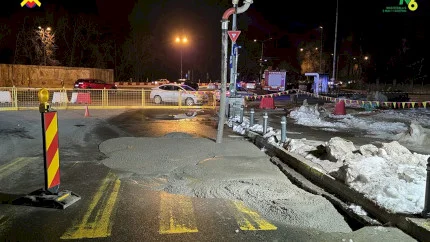 FOTO | Cum arată craterul de pe DN1, de la Fântâna Miorița, unde s-a surpat asfaltul în zona Șantierului M6. Metrorex: S-a spart o conductă de apă