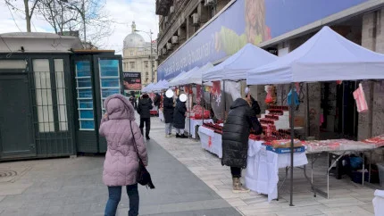 FOTO | 1 Martie cu iz de „bun-simț” și reguli pentru comercianții de mărțișoare din Piața Romană. Cele 8 puncte pe care vânzătorii trebuie să le respecte