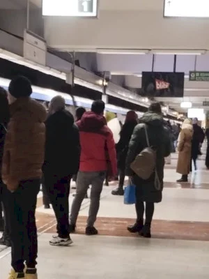 Fenomen nou la metrou, pe Magistrala Corporatiștilor. Schema „Cum prinzi loc” se simte dimineața, când  stația Tineretului arată ca una de la Unirii