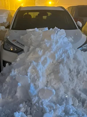 FOTO | Adevărata problemă din parcările de reședință din București, adusă de ninsoare: să îți deszăpezești locul între 2 și 4 ore și, după ce pleci, altcineva să îl ocupe fericit