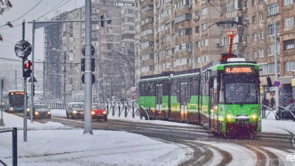 Mesajul optimist al STB în ziua cu cod galben de ninsori în București: Plugurile au intervenit toată noaptea, circulă toate liniile de transport public