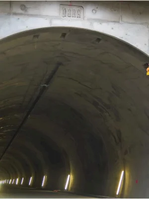 VIDEO | Surpriza de pe Autostrada A1, la tunelul Daniela din secțiunea 4 Tigveni – Curtea de Argeș. Constructorul PORR și-a „tatuat” numele la intrare