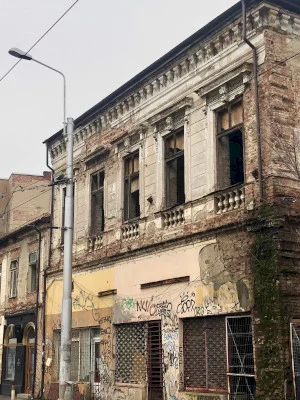 S-a întors norocul la Hanul Evreilor, cândva înfloritor, acum pe ducă. Cine va salva Monumentul Neculescu, pe vremuri plin de prăvălii ținute de negustori israeliți din București