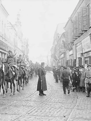 București, în cumplita și umilitoarea iarnă din timpul ocupației germane, 1916. Bucureștenilor le-au fost confiscate și plăpumile iar cine protesta risca să fie împușcat